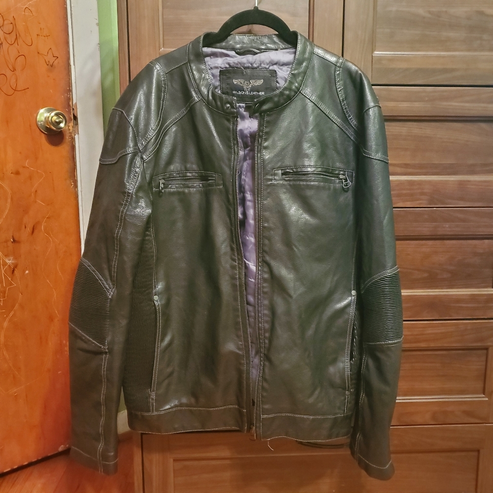 WILSONS LEATHER

Vintage Leather Jacket w/ Weather